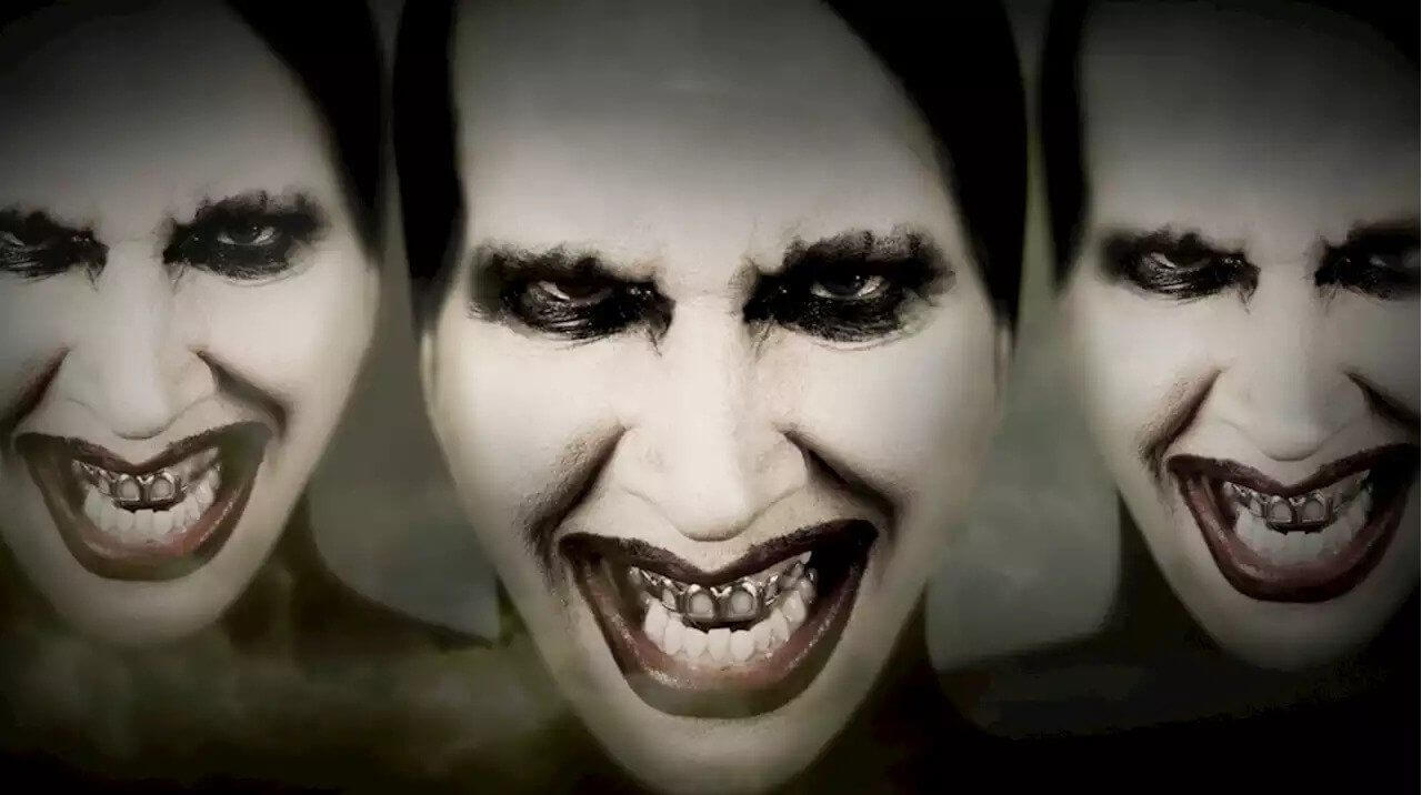 Tiga kepala Marilyn Manson yang mengenakan tampilan eye shadow hitam sambil menyeringai